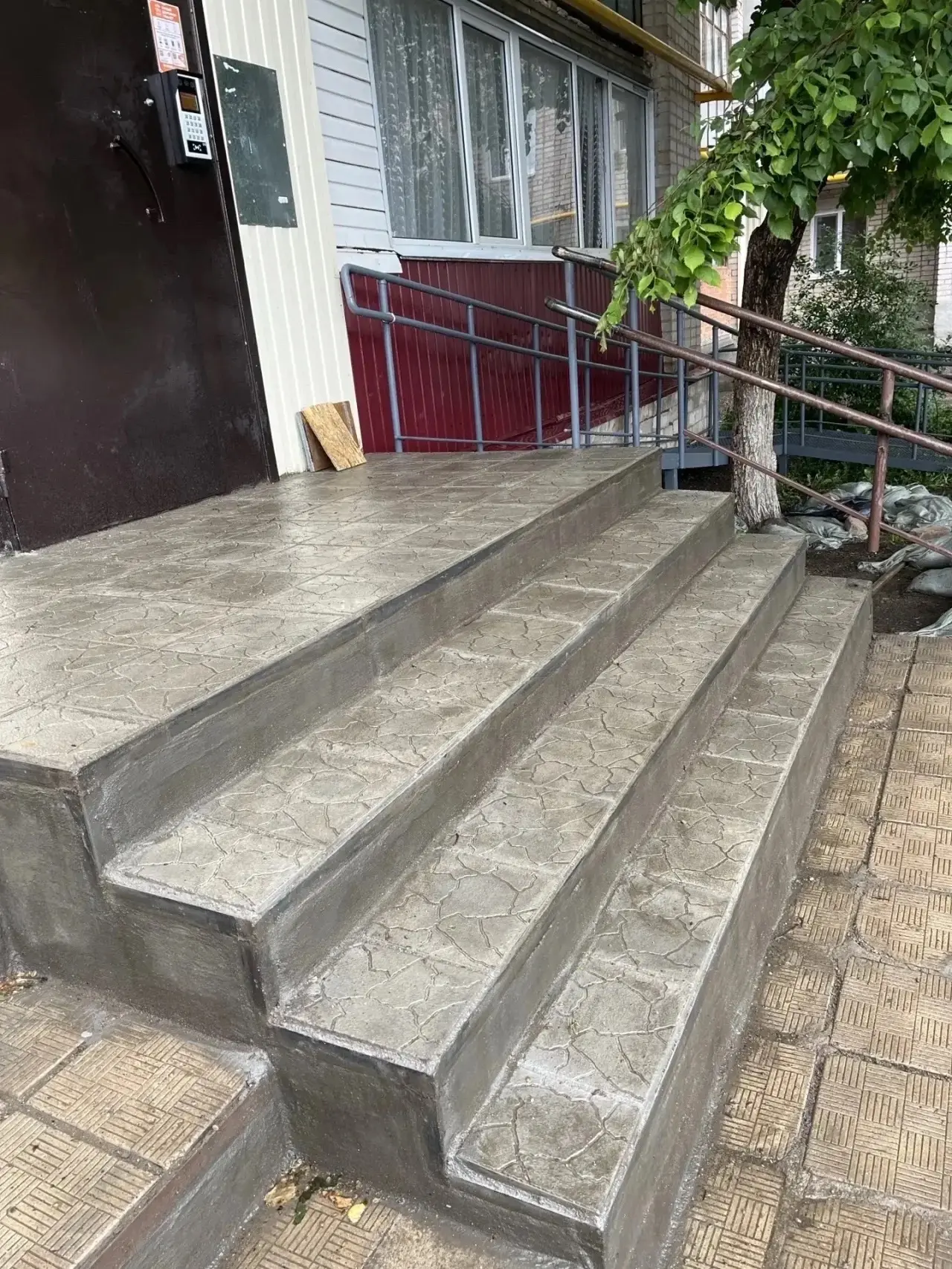 🏠 В Кумертау ветерану СВО на Машиностроителей сделали крыльцо и пандус

Адресная помощь доходит до 