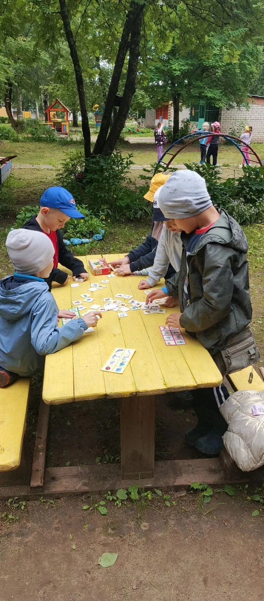 Наши ребята любят играть в настольные игры. 🧩🎲 И делают это уже так хорошо, что играют в лото на с