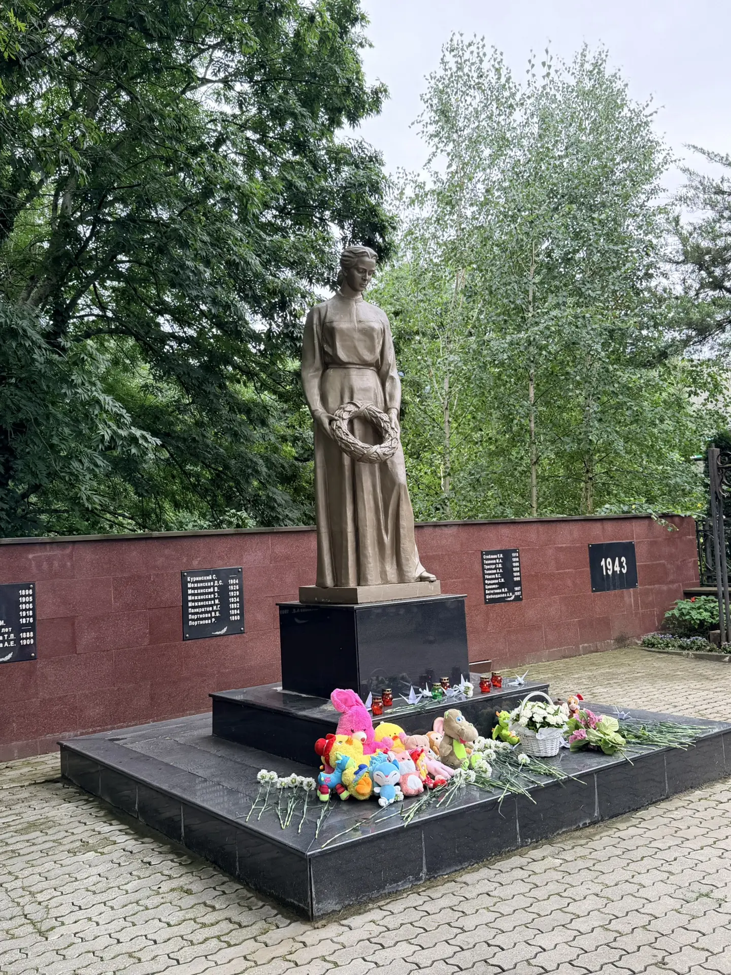 Сегодня день памяти детей-жертв войны в Донбассе 

К памятнику «Скорбящая мать» возложили цветы и иг