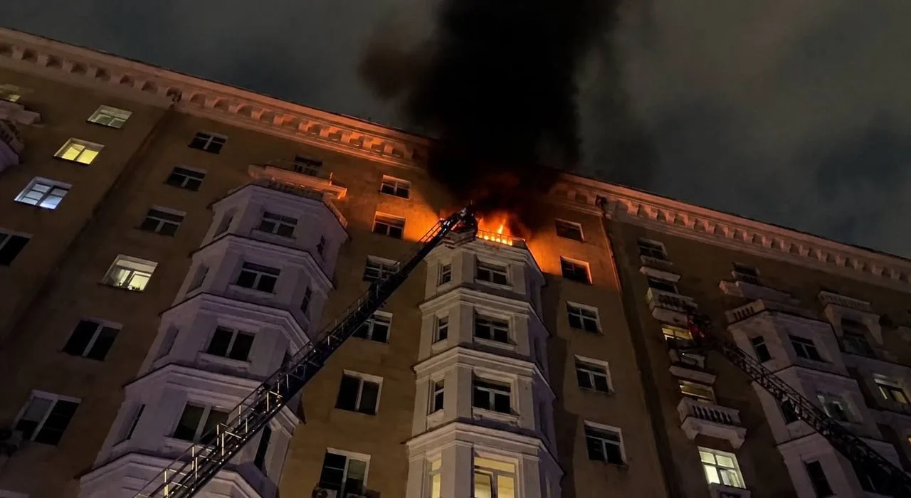 🚒 В центре Москвы на Гончарной улице загорелся жилой дом — из окон валит чёрный дым, н...