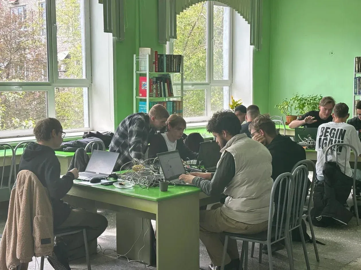 🏆 Студенты колледжа — серебряные призёры соревнований по информационной безопасности.  На площадке А