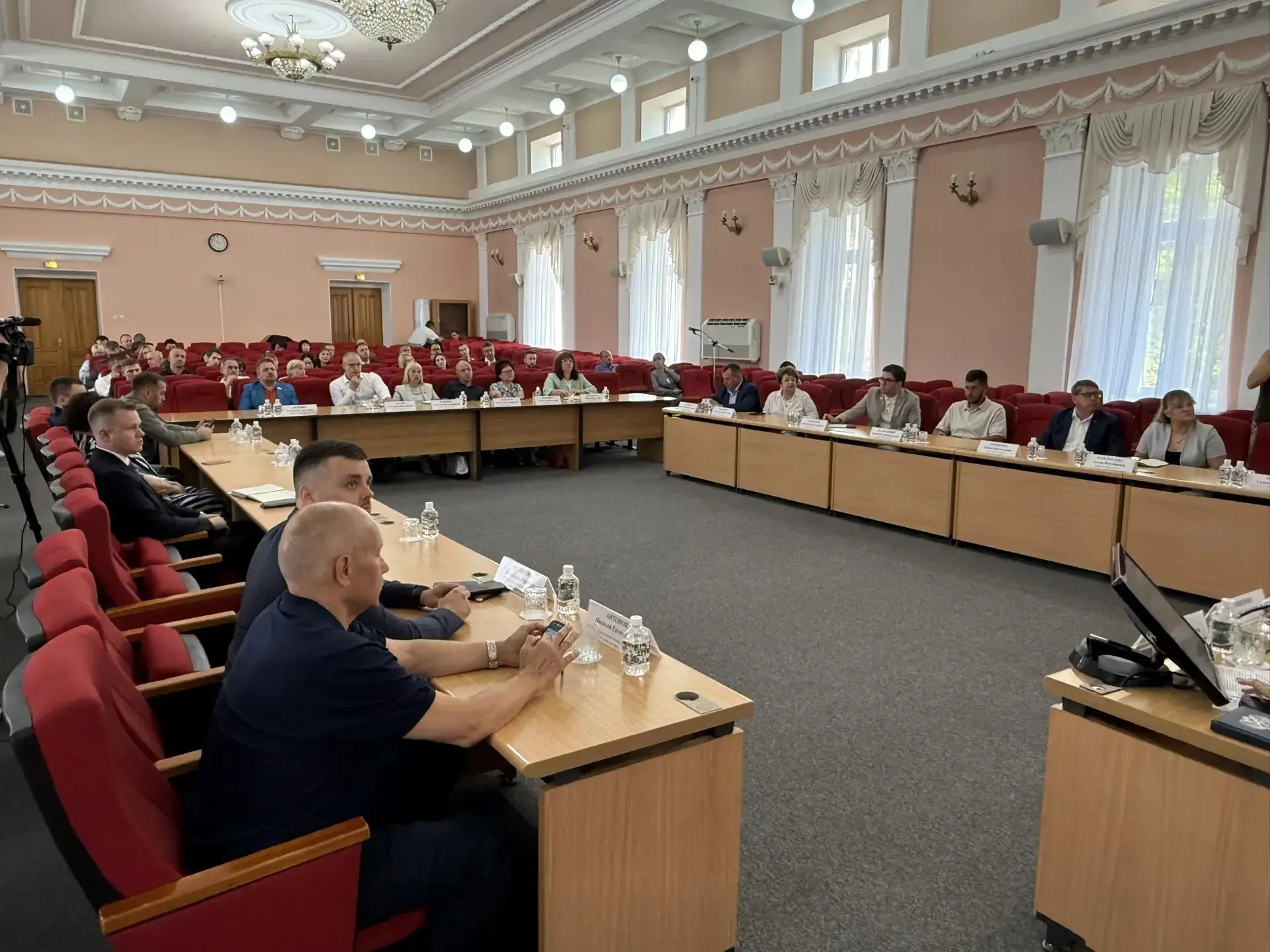 В большом зале администрации города начался депутатский час  на тему "Организация летне...