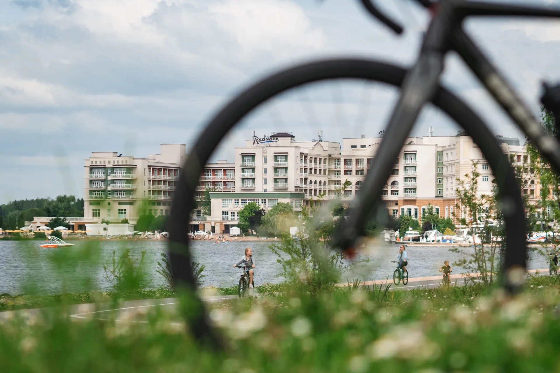 Лето любит движение 🚲

Сесть на велосипед, поймать свежий ветер и отправиться туда, где вокруг толь