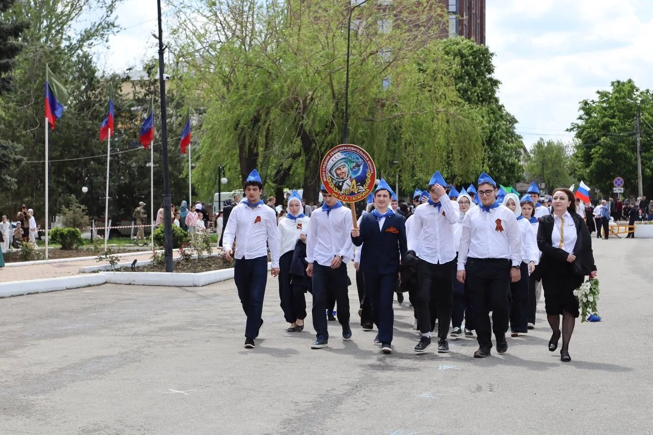 🎖 Большой фоторепортаж с торжественного митинга, прошедшего в Буйнакске в честь празднования 81-й го