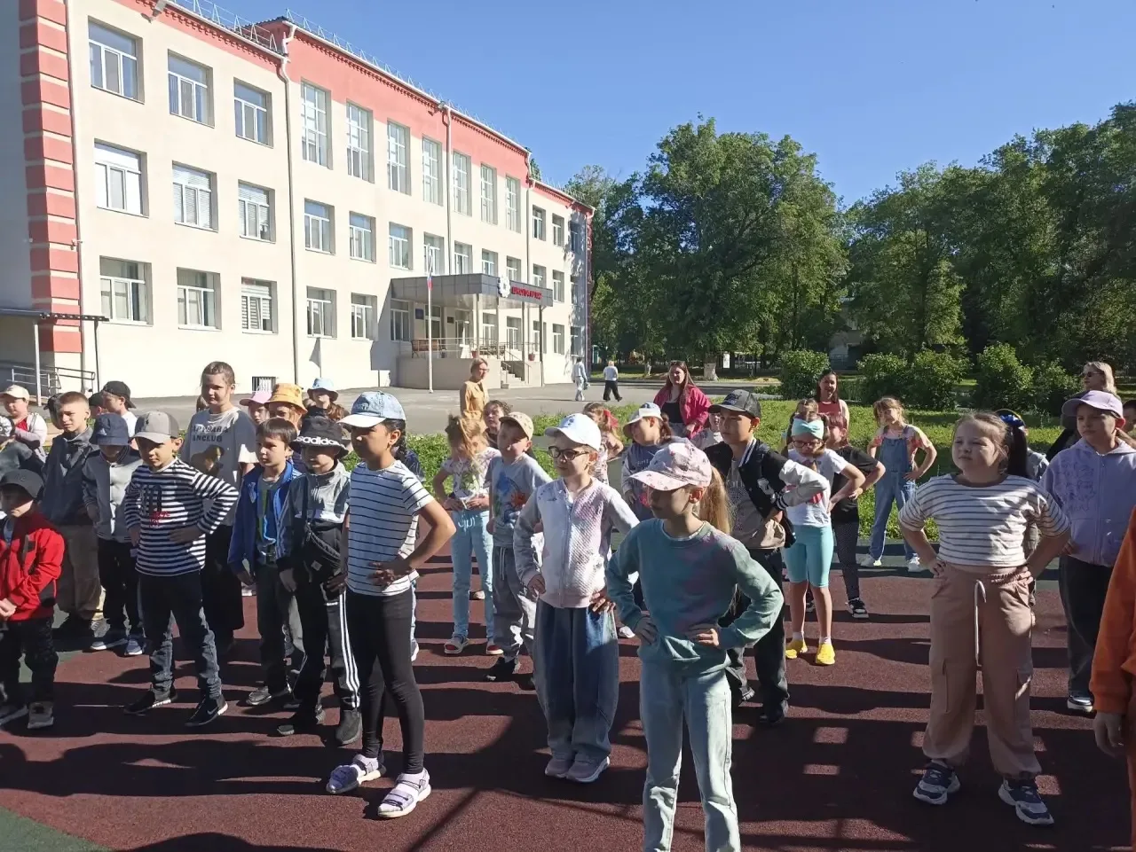 💪 В нашем лагере прошёл спортивный день!

Утро началось с бодрой зарядки, а Центр детского творчест