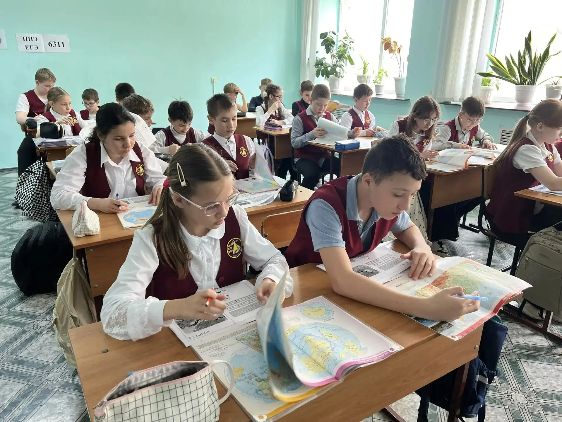ДЕНЬ ГЕОГРАФИИ В ШКОЛЕ География - это удивительная наука, которая открывает перед нами мир во всем 