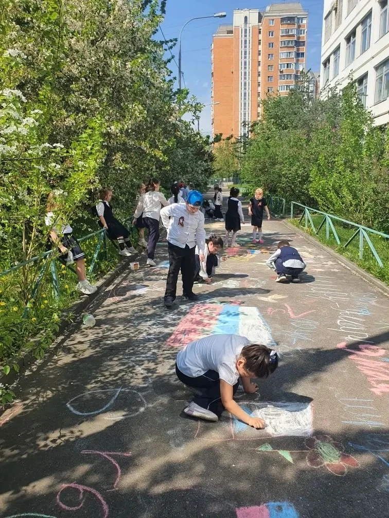 🎨 В преддверии 9 Мая ученики начальной школы устроили яркое творческое мероприятие — рисовали на асф
