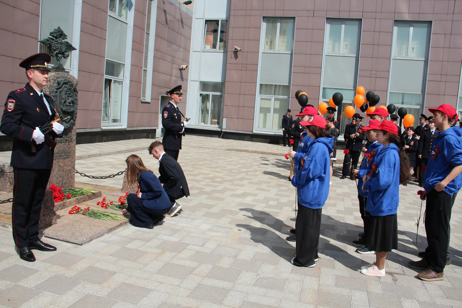 🌺 Акция «КРАСНЫЕ ГВОЗДИКИ»  🎖 Память о подвиге народа живёт всегда в наших сердцах и делах. Ученики 