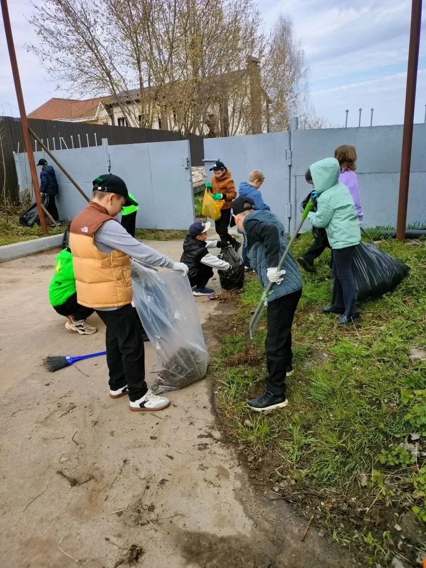 🌱🧹 Маленькие сердца — большие дела! 🧹🌱  Пока старшеклассники показывают пример, наши замечательные р