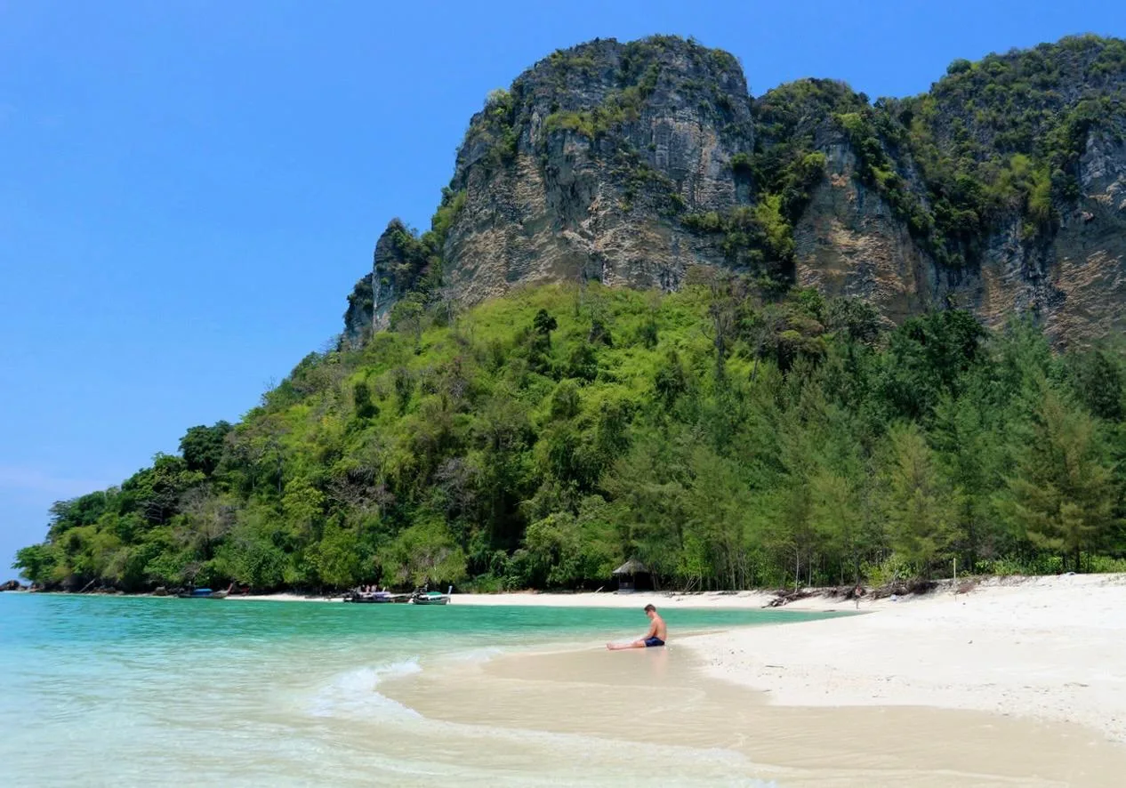 Остров Пода, Таиланд 🇹🇭  🔹 Пода - необитаемый остров в тайской провинции Краби, в 8 километрах от пл