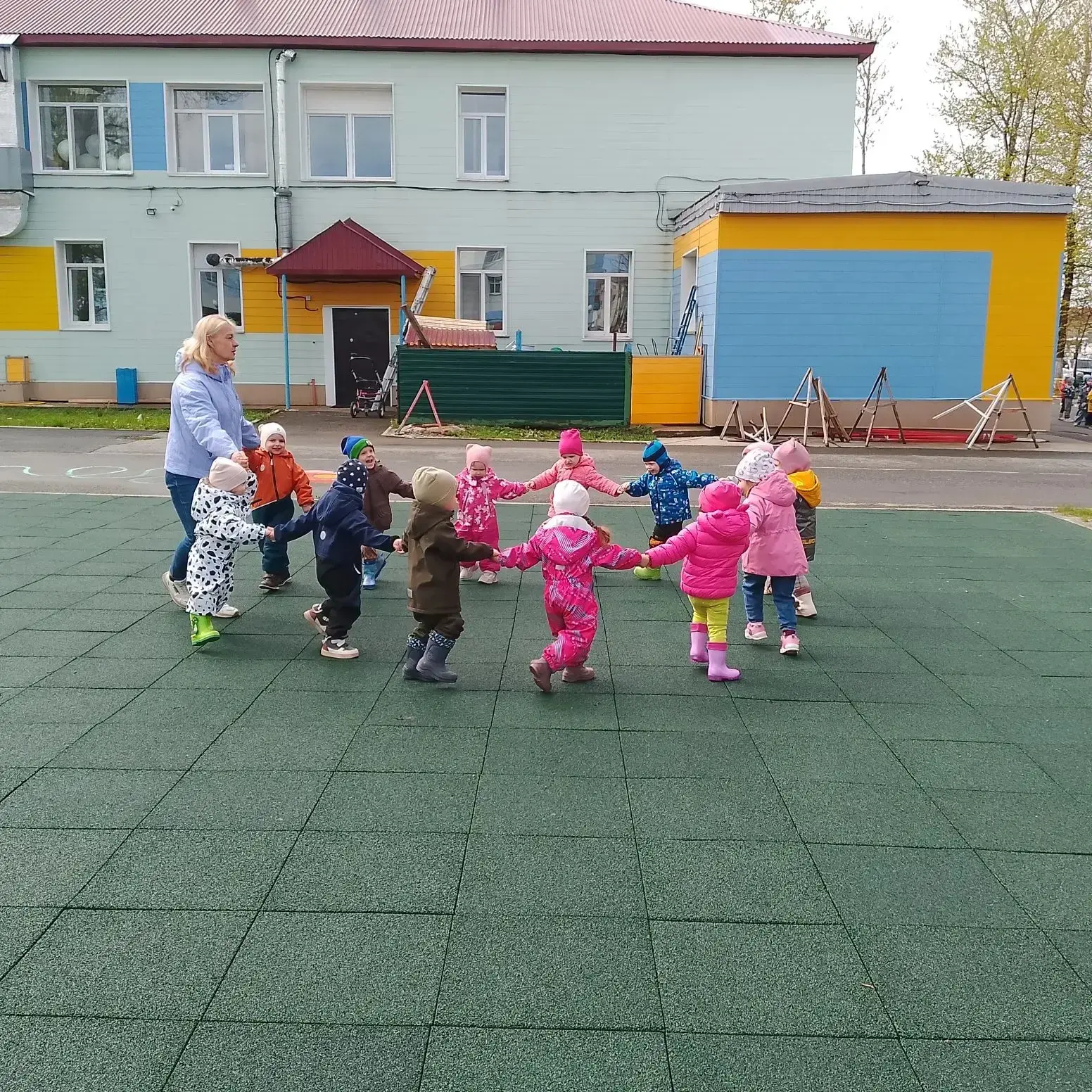 🌞 Физкультура на свежем воздухе в группе «Смешарики»: здоровье и радость движения! 💪🐰🐻🐧

Физкул