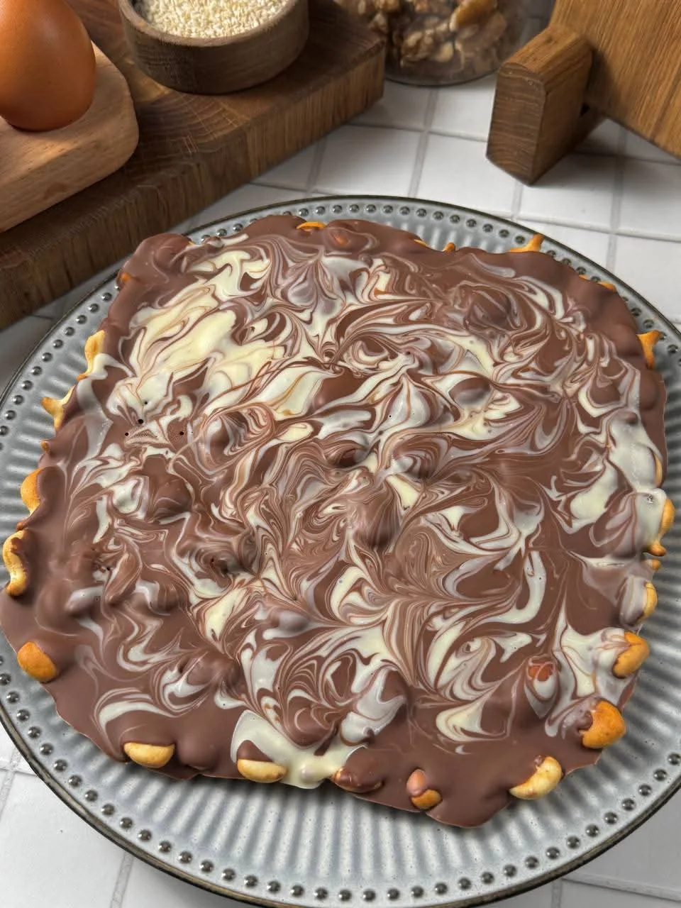 В интернете появился простой и вкусный рецепт домашнего шоколада с печеньем, который мо...