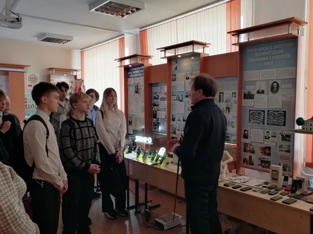 17 февраля старшеклассники нашей школы, участники Энергокружка «Россети», посетили Брянский строител