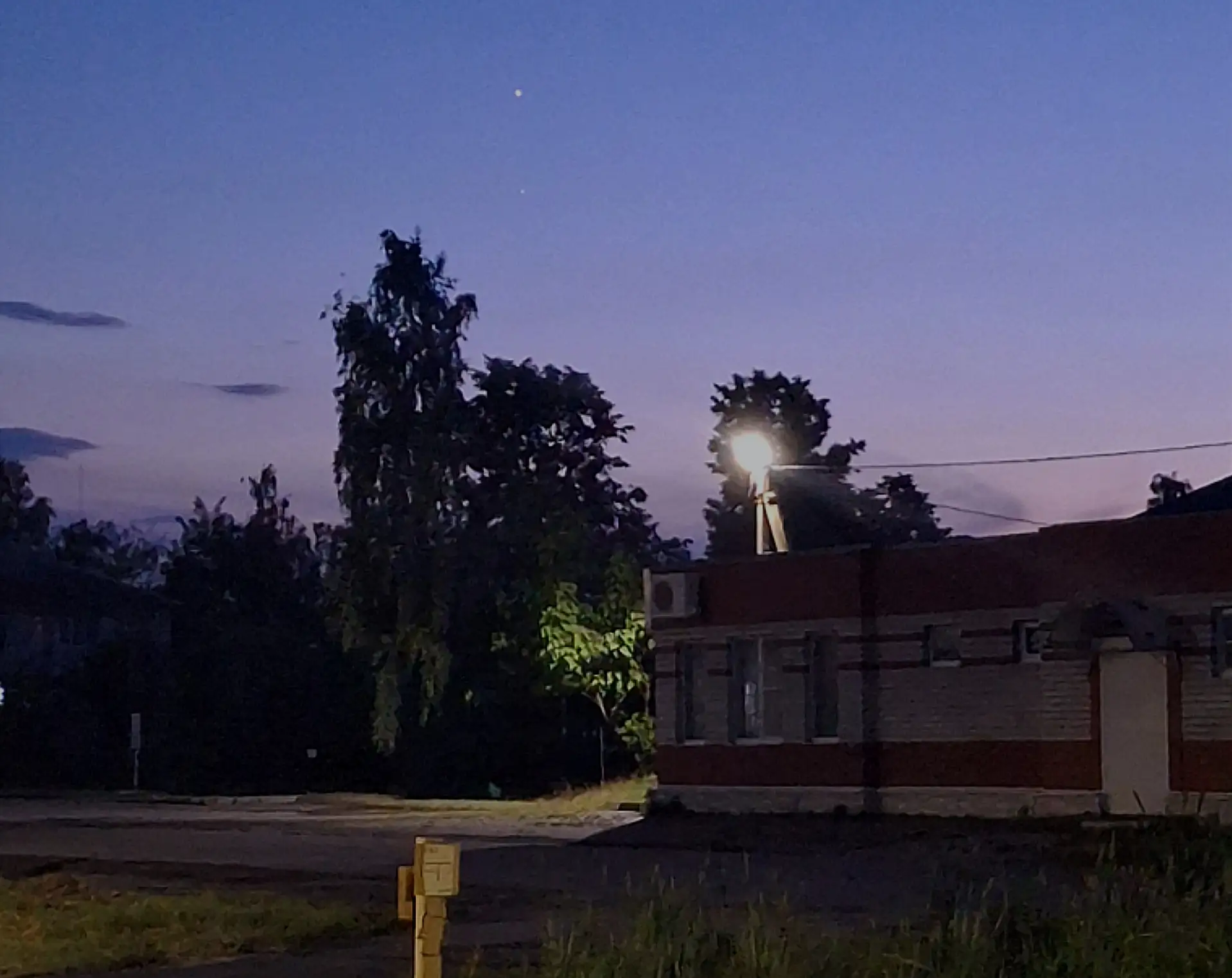 🌖 Венера и Юпитер  в ночном небе Горшечного. 
📷 Фото Светланы Неретиной.

✨Доброй и мирной ночи,
Г