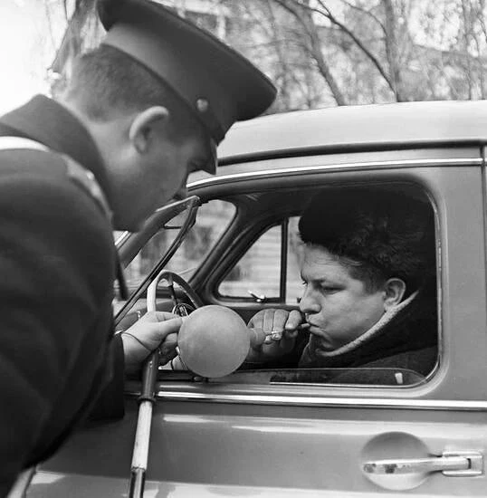 Водитель проходит тест на наличие алкоголя в крови, Одесса, 1969 год