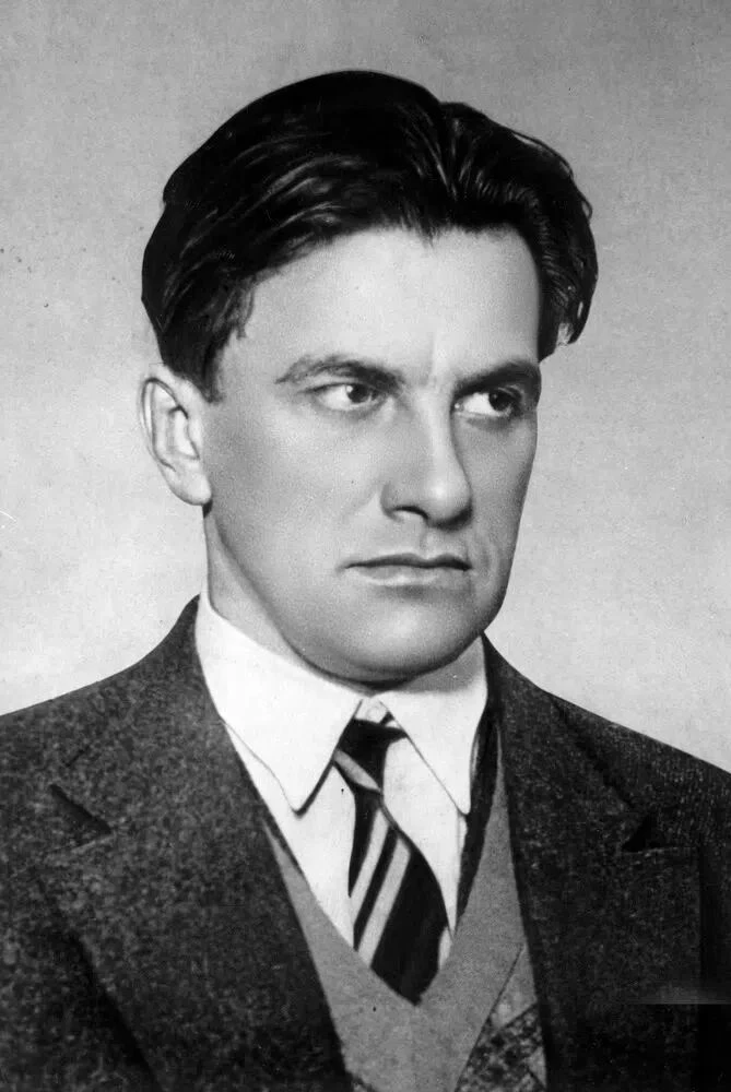 19 июля исполняется 133 года со дня рождения поэта и художника Владимира Владимировича Маяковского �