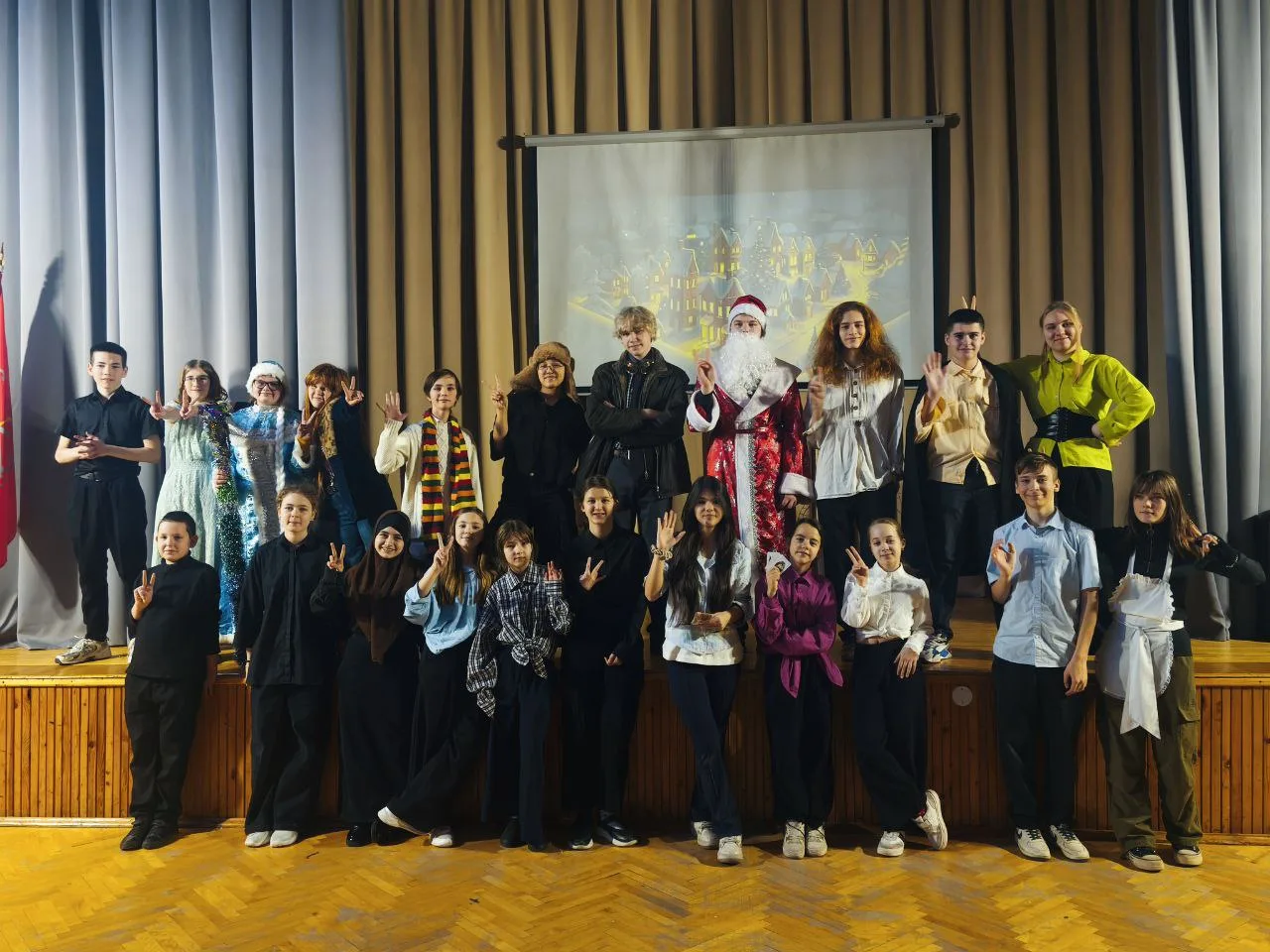 🎄✨ Новогодние спектакли в нашей школе!  В преддверии Нового года для учащихся нашей школы прошло 2 п