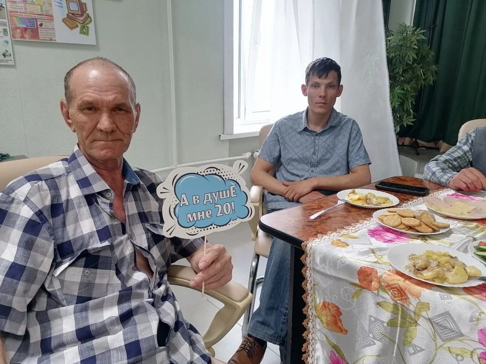 Майские именинники в Бийском доме престарелых: тепло, забота и сладкие угощения
Май – время пробужде