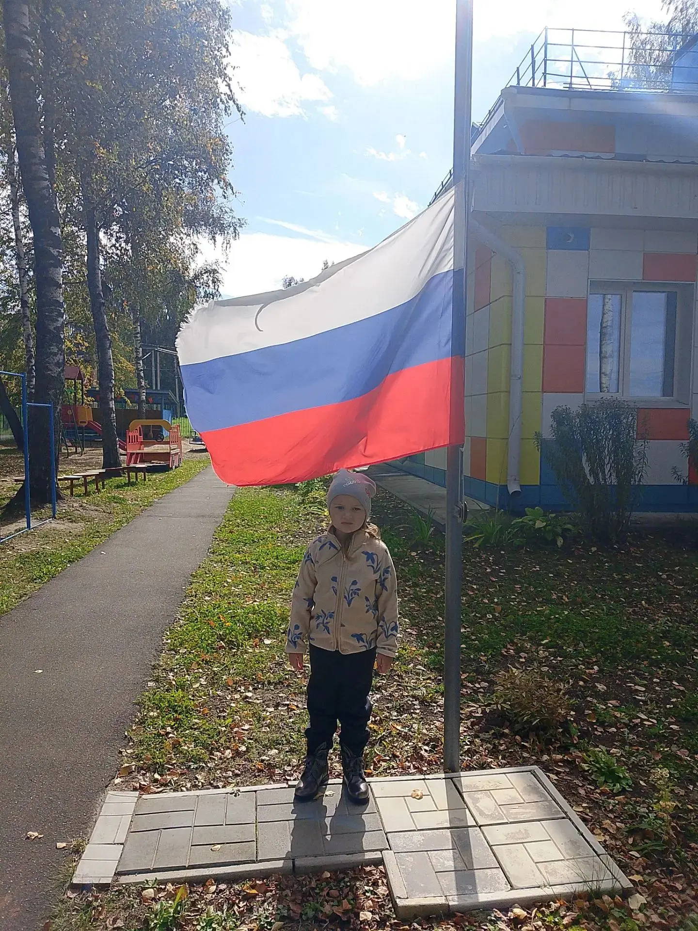 Традиционное поднятие флага Российской Федерации. Сегодня право поднять флаг было предо...