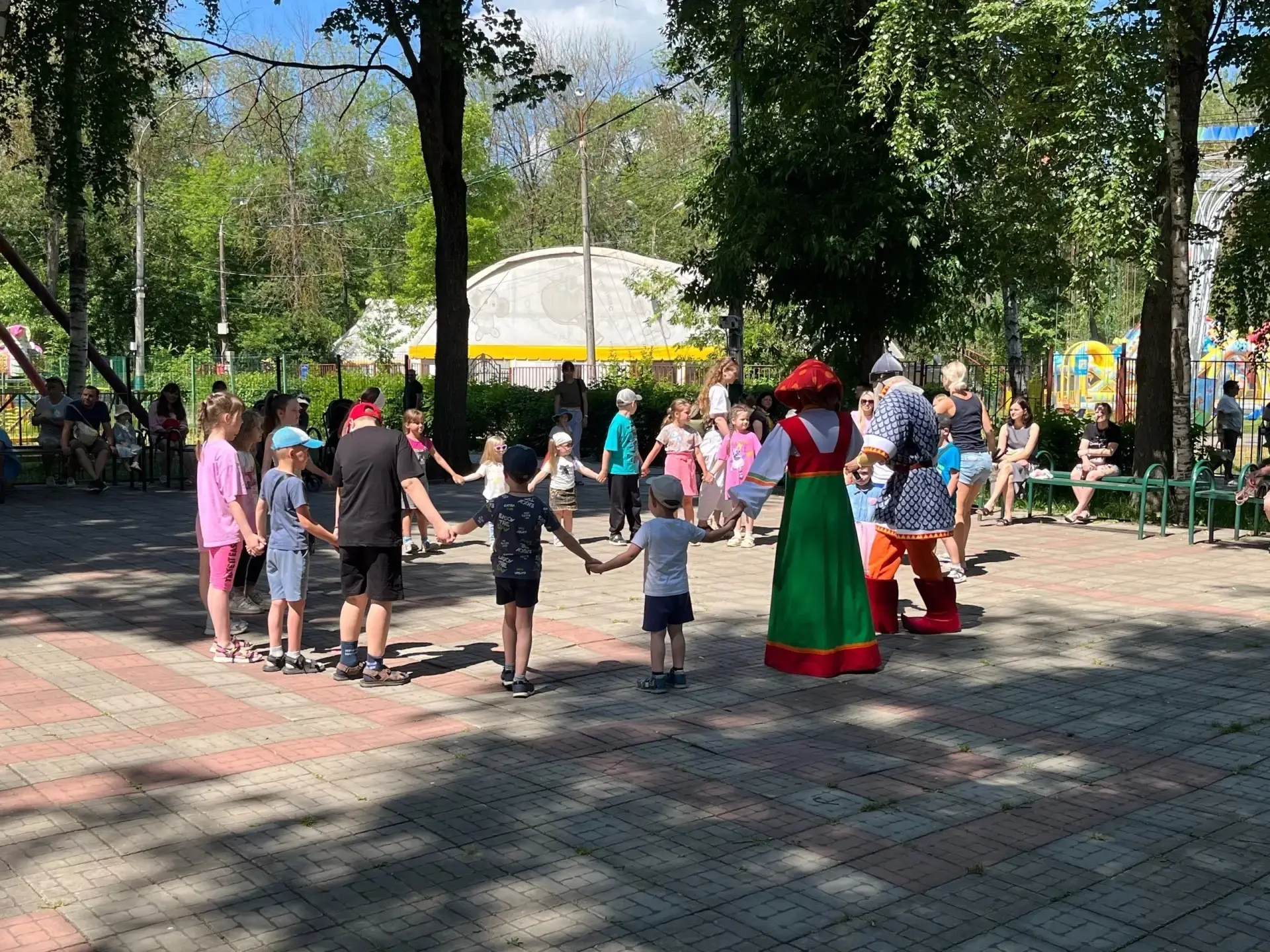 В парке сегодня анимация по мотивам сказок для деток 👍