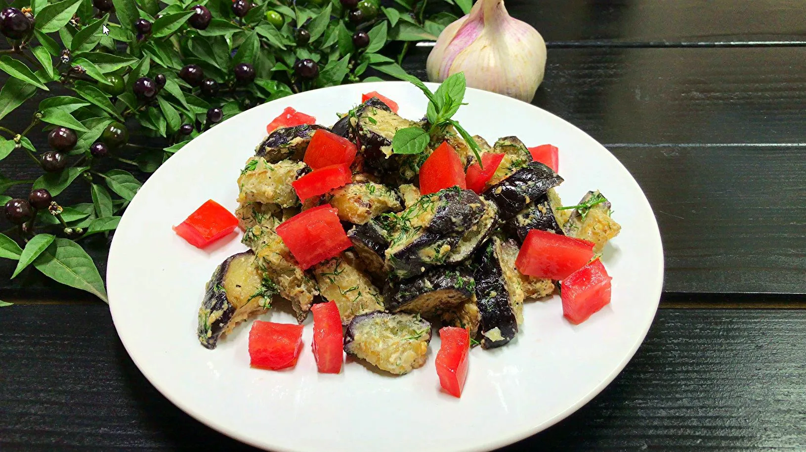 Баклажаны тушеные со сметаной и чесноком: простая и вкусная закуска всего за 10 минут