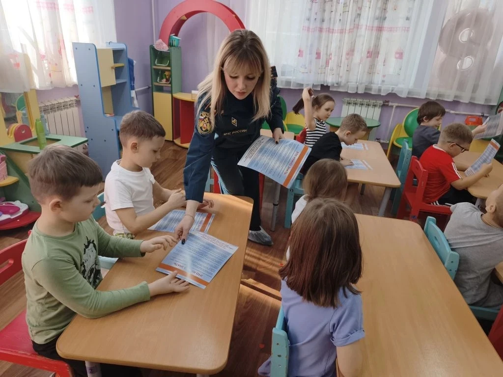 Сотрудники МЧС России и дошколята дошкольного отделения по ул.Медицинская д.1 напоминают Вам ОСТОРОЖ