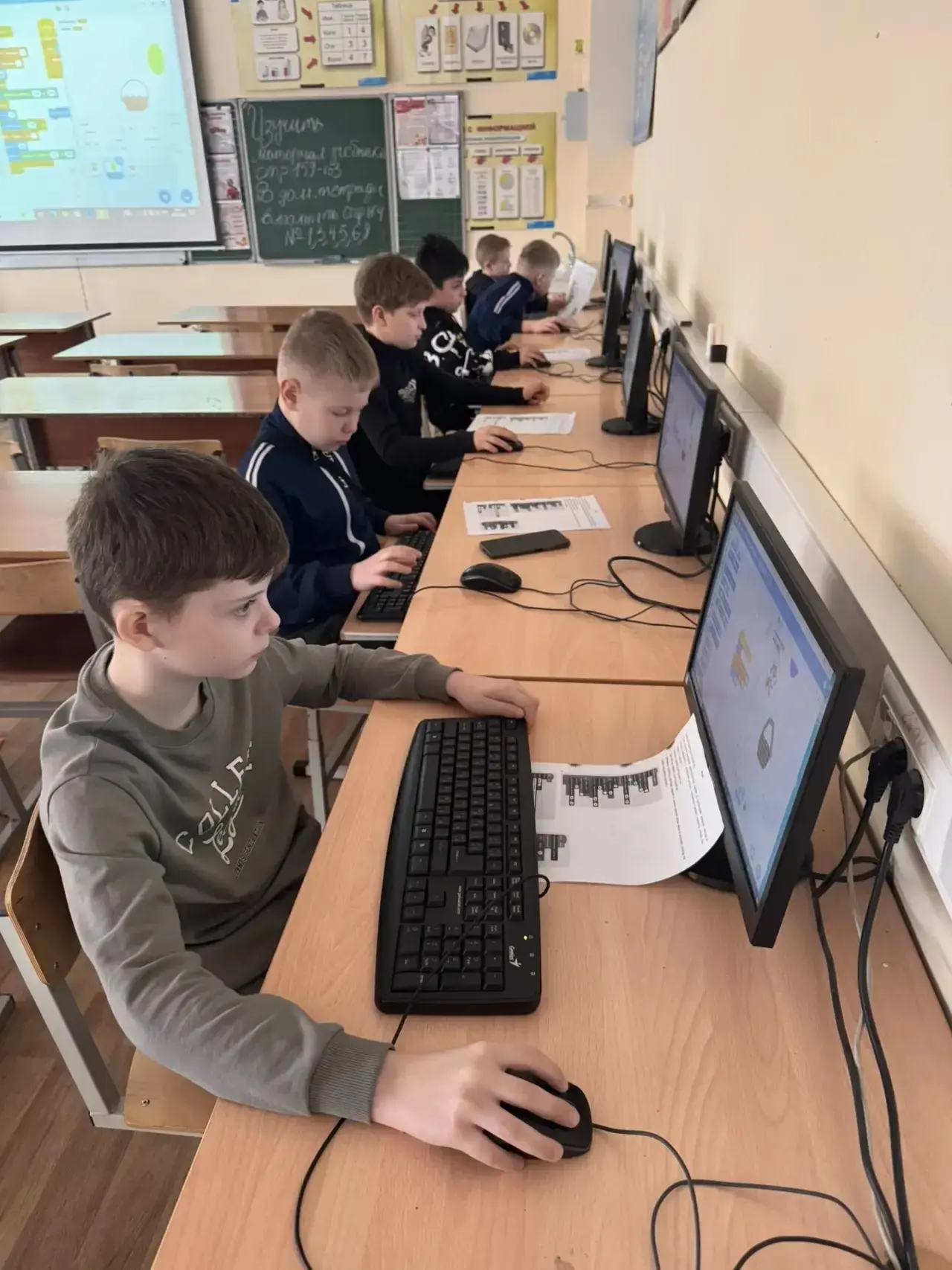 Учащиеся Островецкой школы с удовольствием занимаются Scratch  - программированием.  Занятия проходя