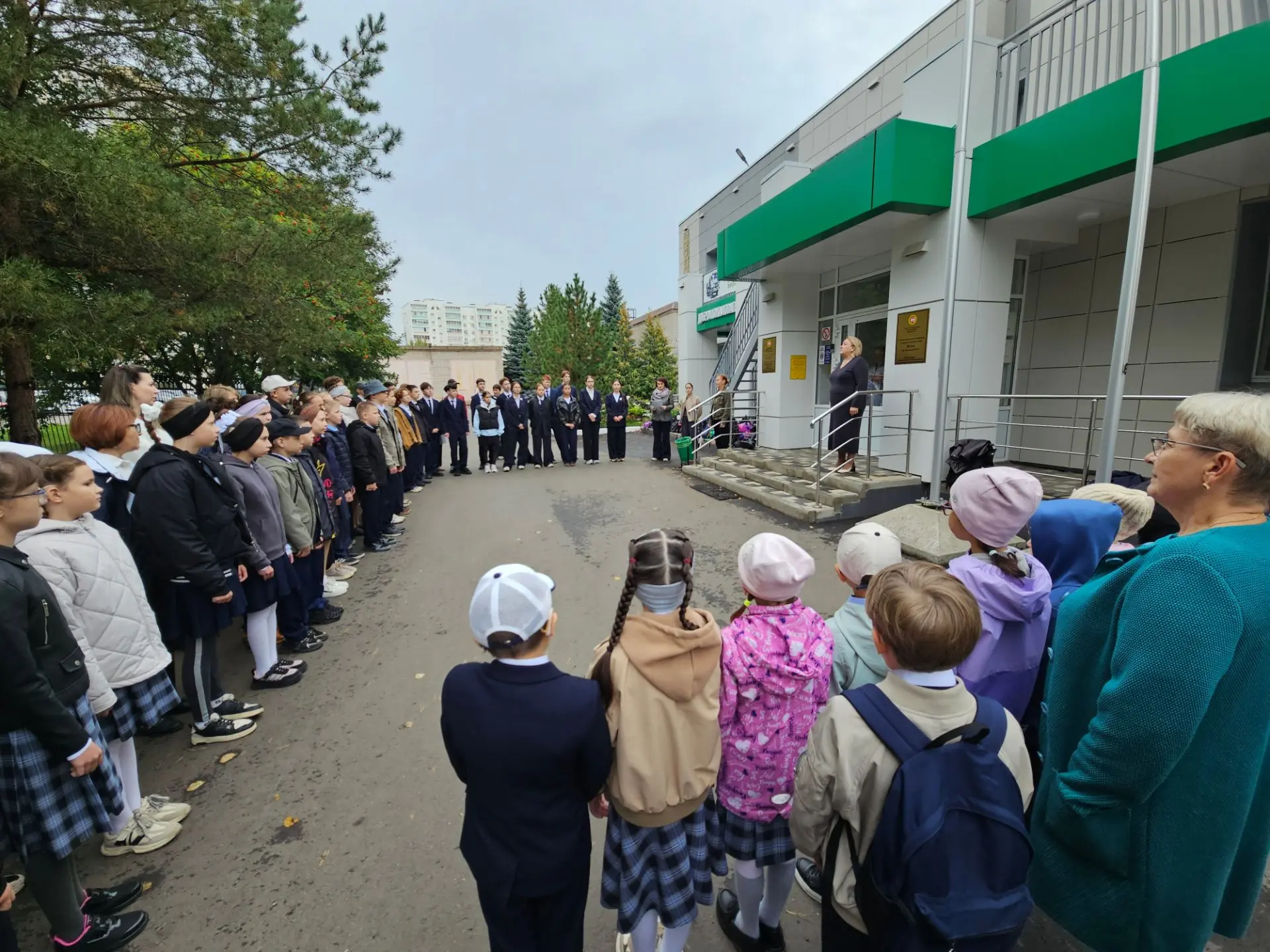 🎓 Яркое начало недели: школьная линейка! 🎓