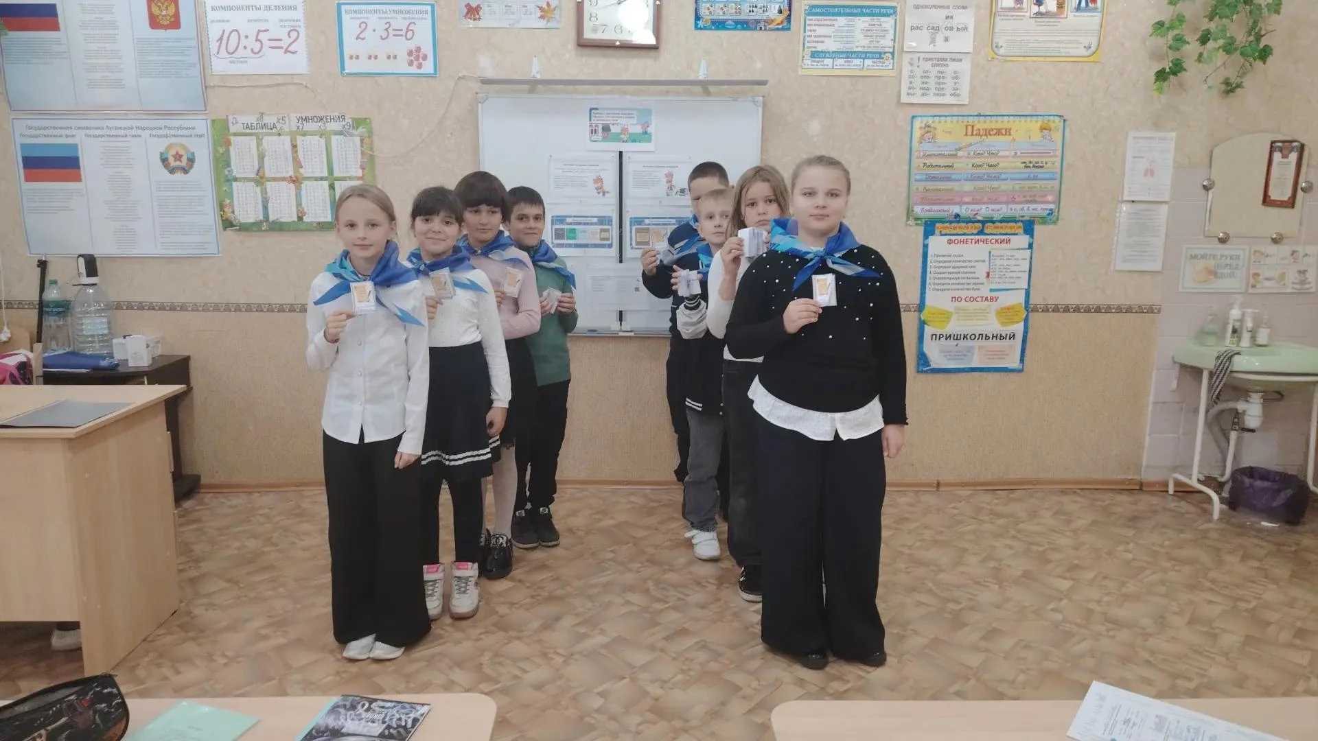 Сегодня "Орлята" 3 -А класса ГБОУ ЛНР "Кировский УВК № 2" (школьное подразделение №1) п...