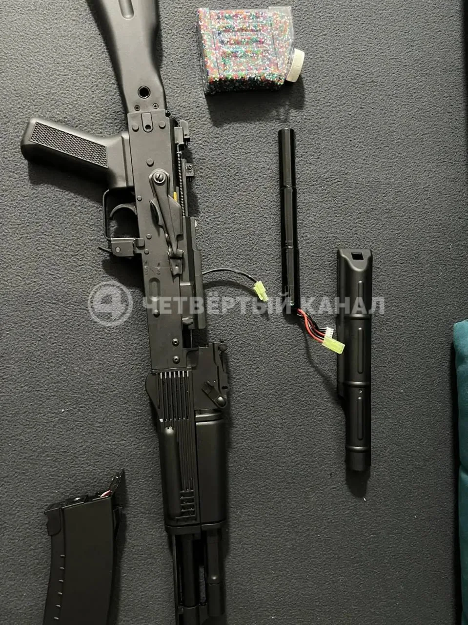🤔 Стрелок с автоматом на детской площадке объяснил свои действия
