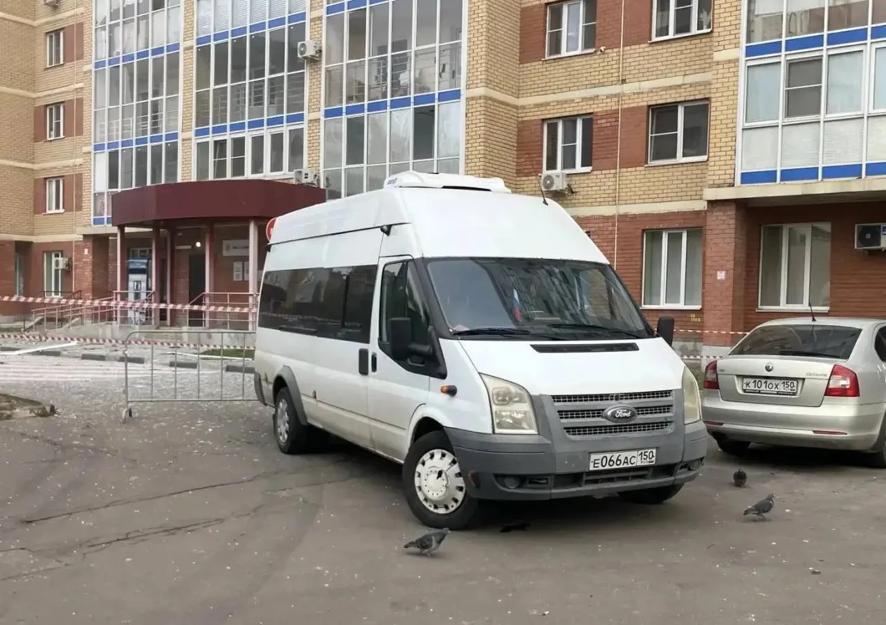 На месте происшествия на базе микроавтобуса развернут оперативный штаб.