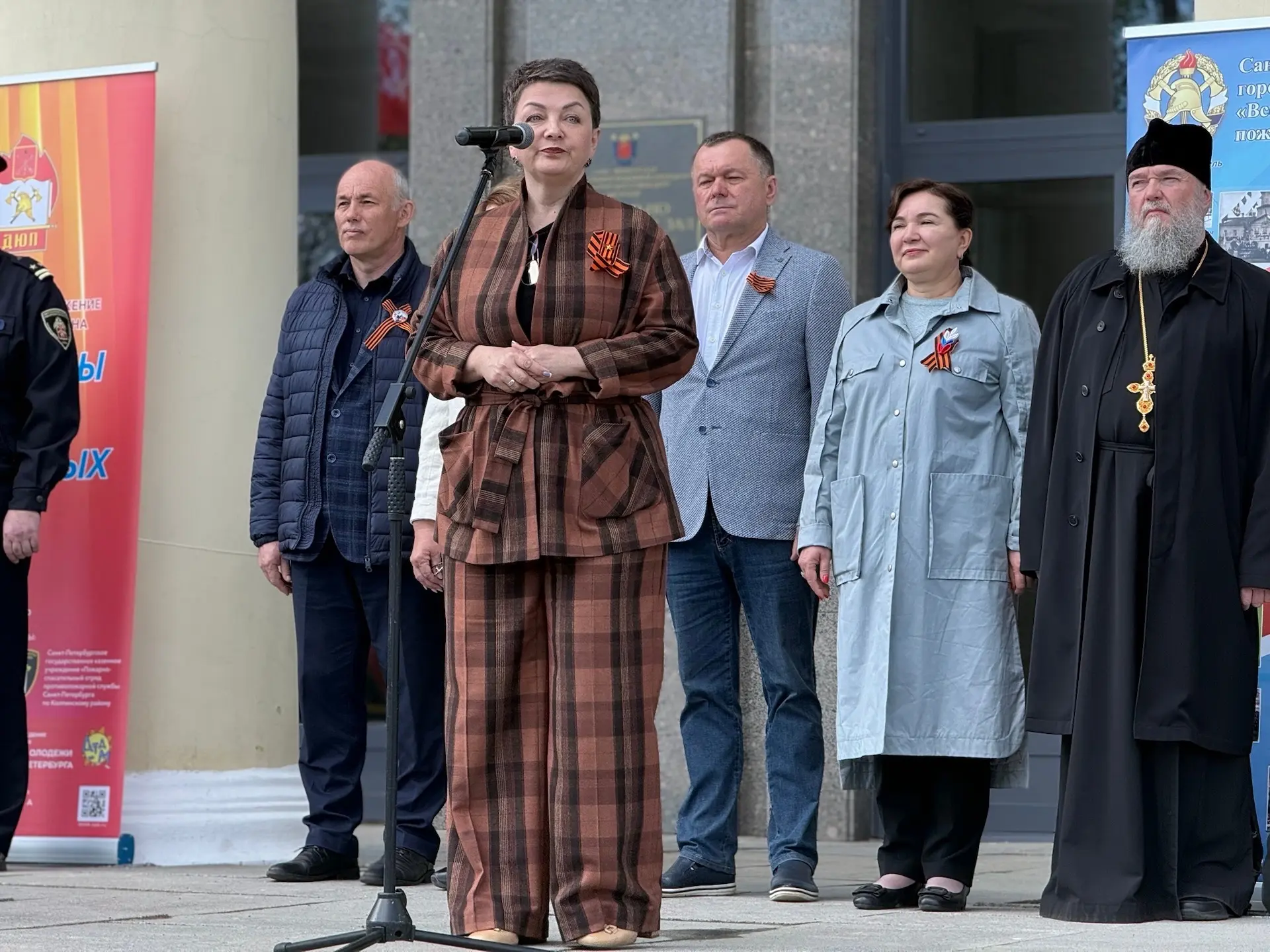 🗓 5 мая у КДЦ «Ижорский» прошла торжественная линейка, посвященная Году единства народов России и ст