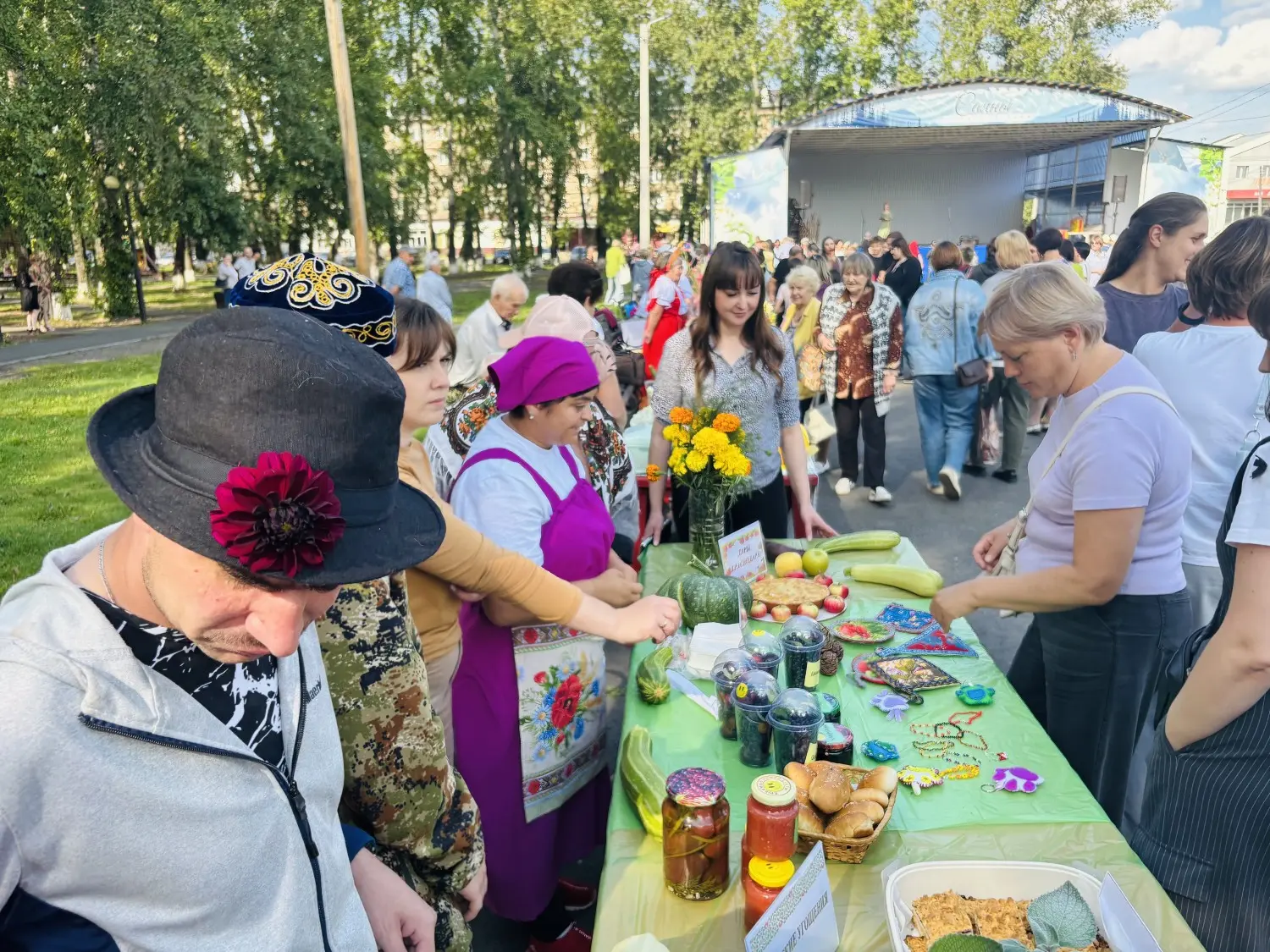 Уже традицией стало участие в осенней ярмарке «Дары лета» получателями социальных услуг...