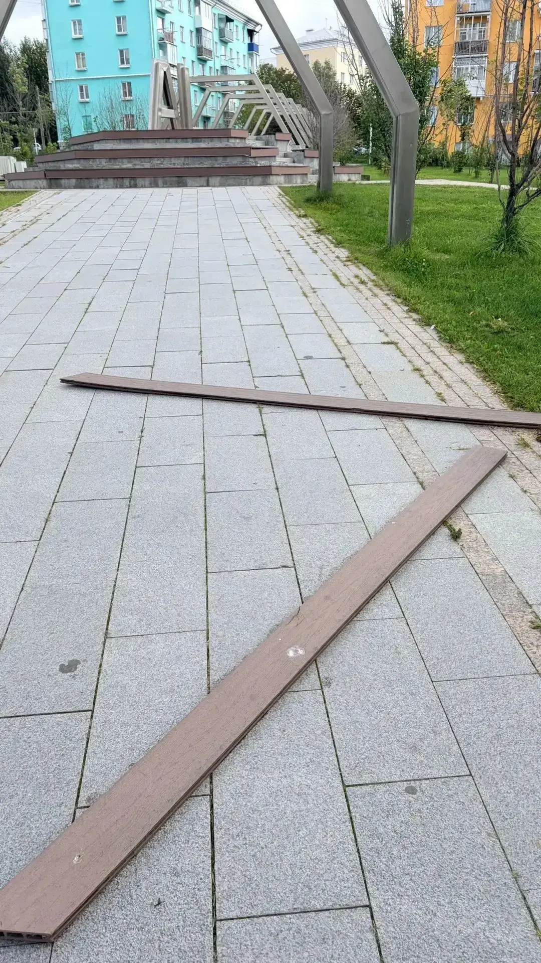 Выставите пожалуйста крик души !!!!! Парк разносят по частям есть ли служба или ответст...