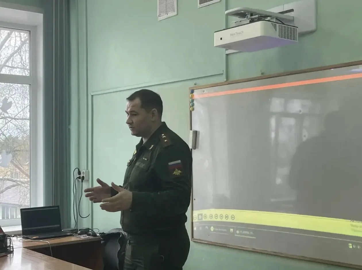 🎓 Ученики старших классов МБОУ г. Пушкино «Образовательный комплекс № 7» встретились с представителе