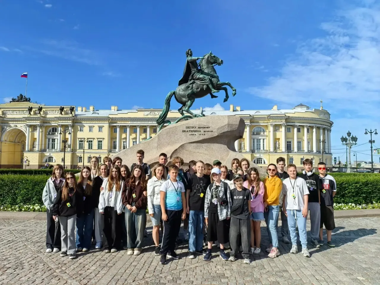 За Петербургом — сердцем! ❤️

Совсем недавно учащиеся  5 «Д» 7 «Б» и 8 «Б» классов вместе с классным