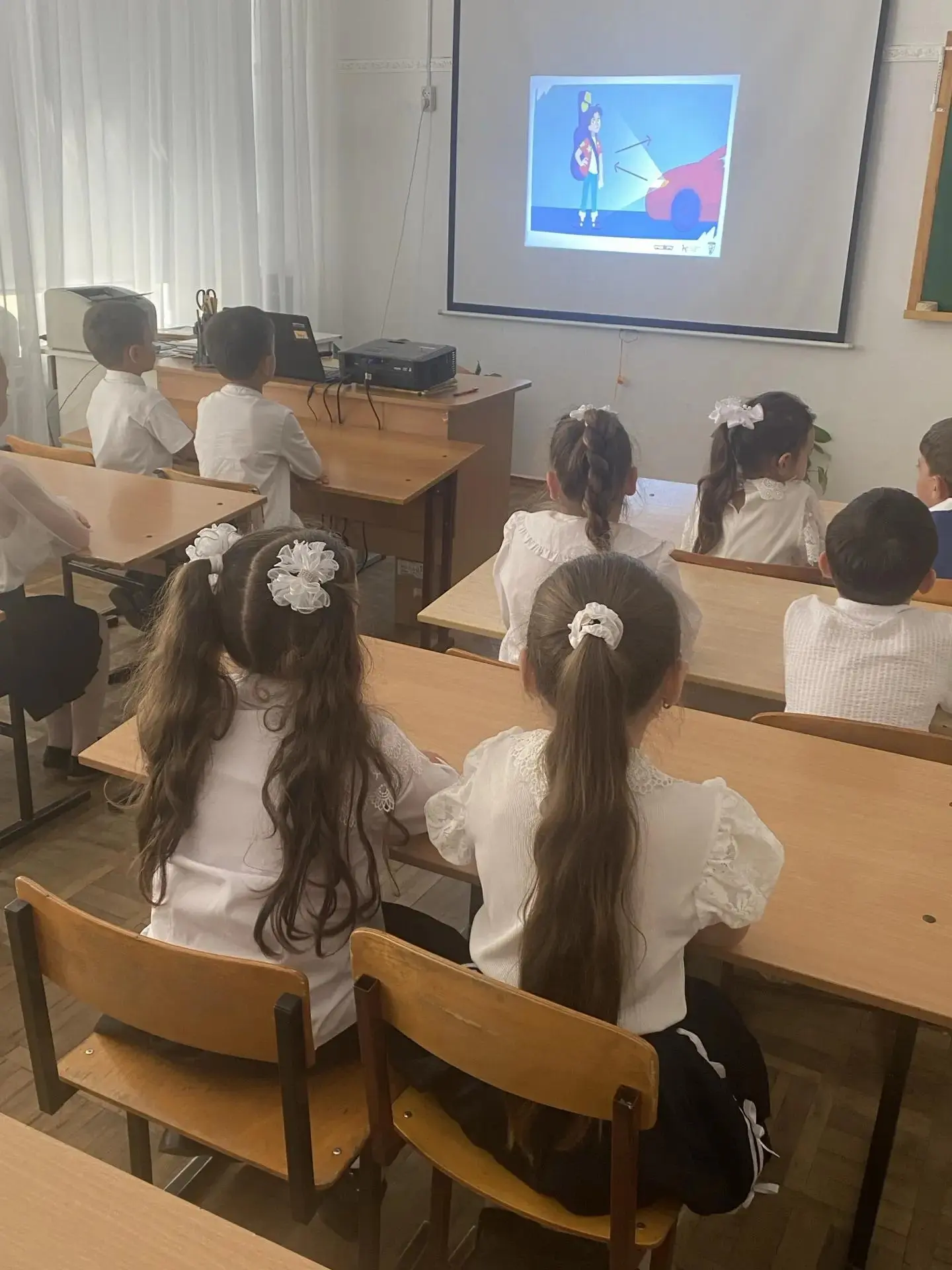 Первоклассники повторили ПДД перед большой онлайн-олимпиадой «Безопасные дороги» на Учи...