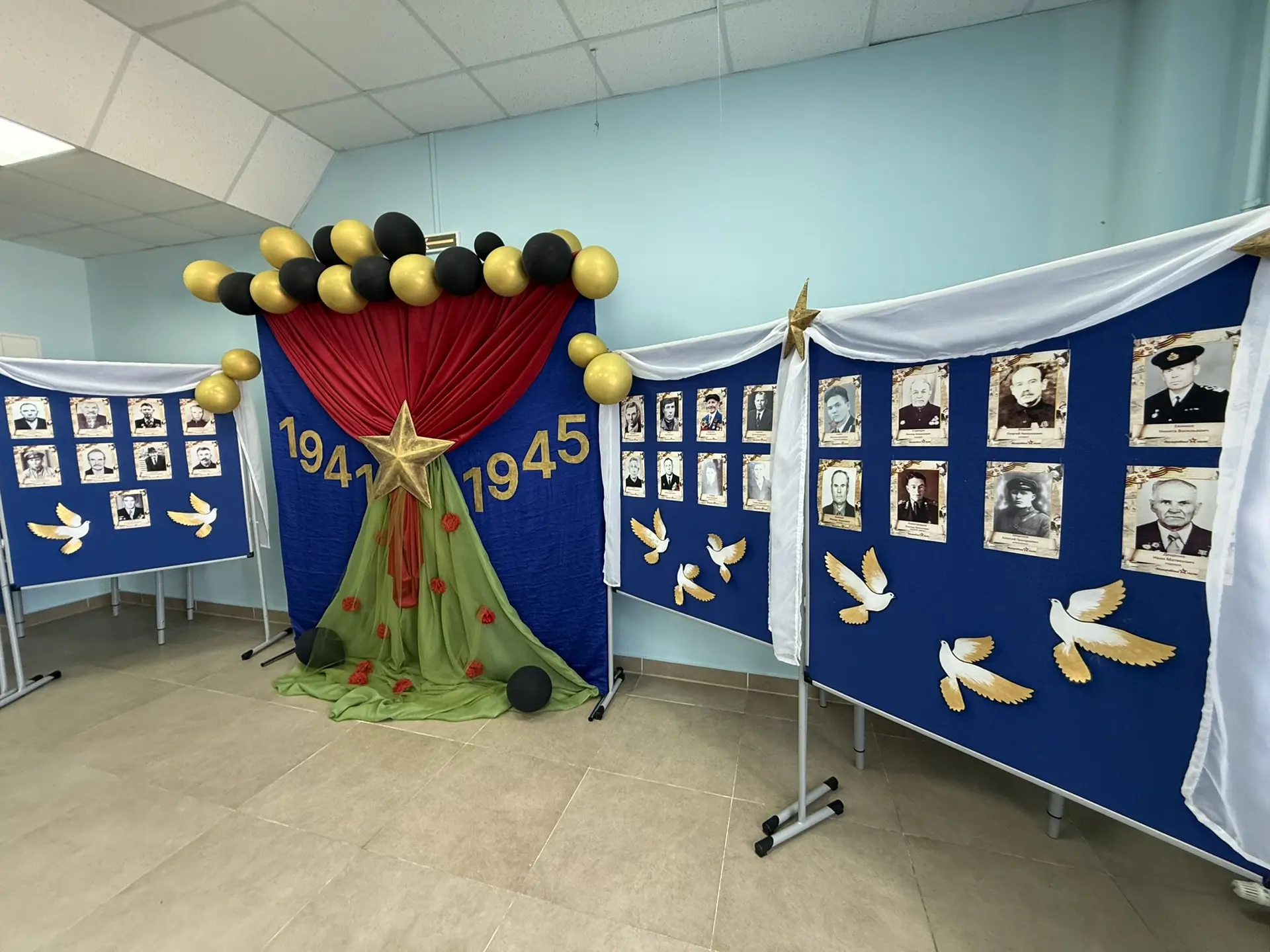 Стена памяти: лица героев в нашей школе  🎖️📸В холле начальной школы МАОУ СОШ №6 г Южно-Сахалинска по