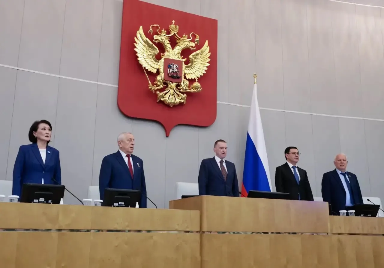 Принял участие в первом заседании Государственной Думы. Оно прошло в рабочей, конструкт...