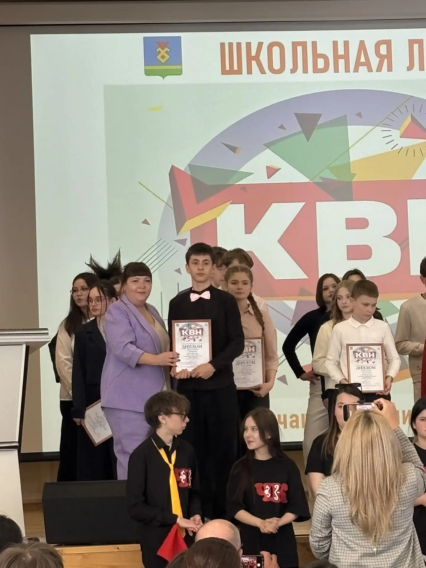 🎉 Наша команда блистала на районной лиге КВН!🎉  Сегодня состоялась районная школьная лига КВН — и на