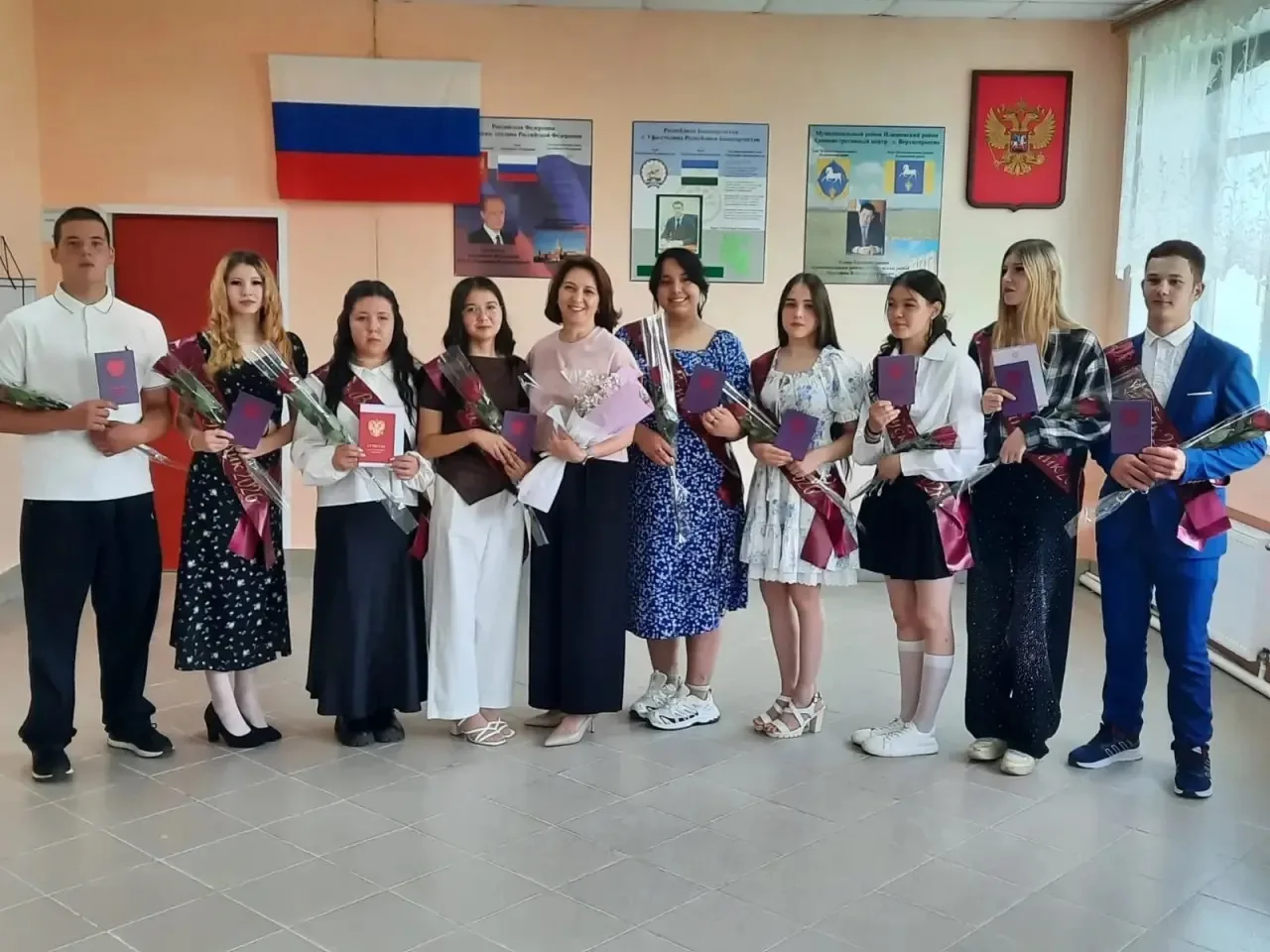🎓✨В добрый путь!

26 июня в нашей школе царила атмосфера праздника и лёгкой грусти — мы торжественн