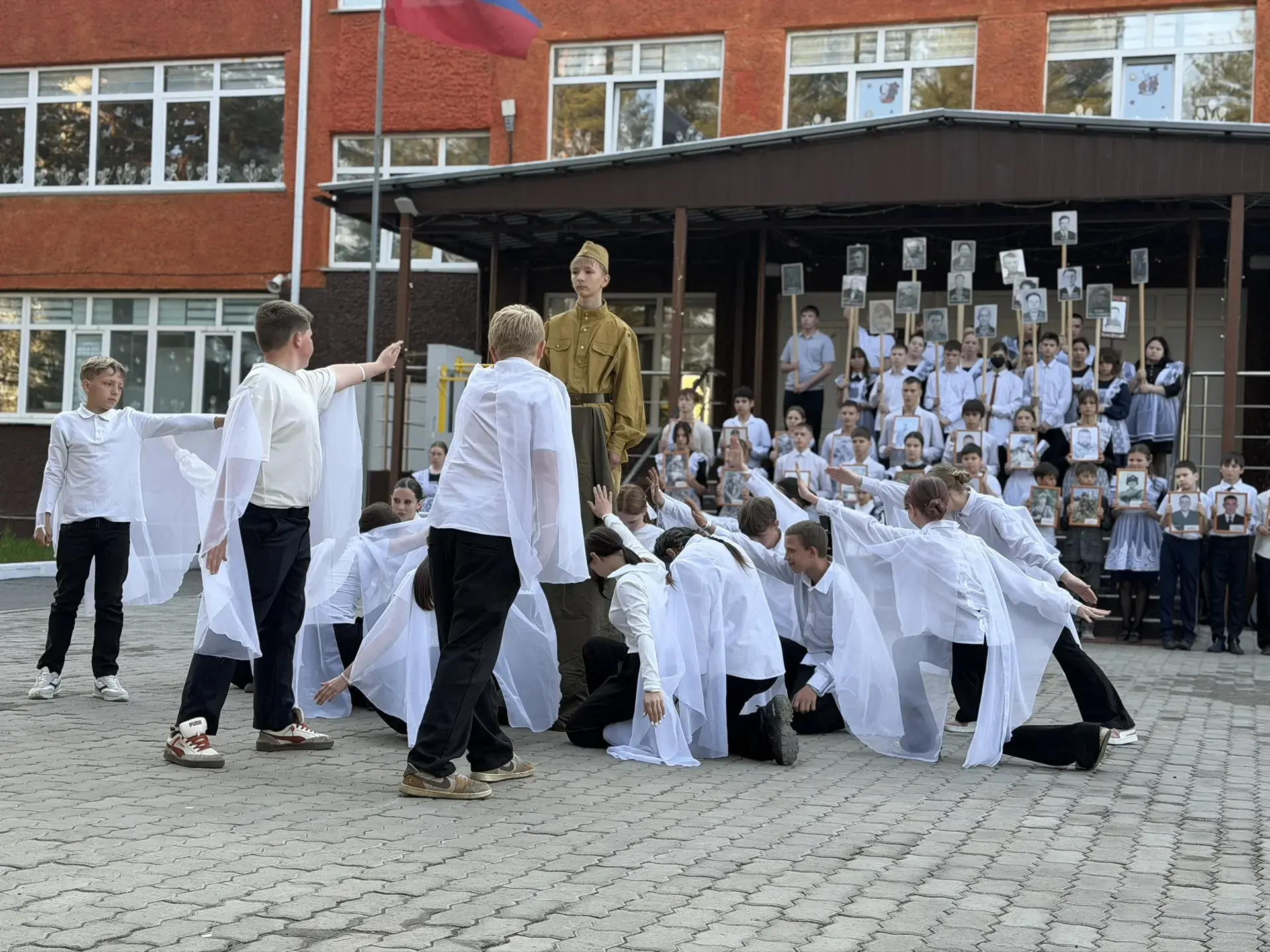 Сегодня в школьном дворе МБОУ ООШ 5 состоялся концерт посвященный Великой Победе и всем...