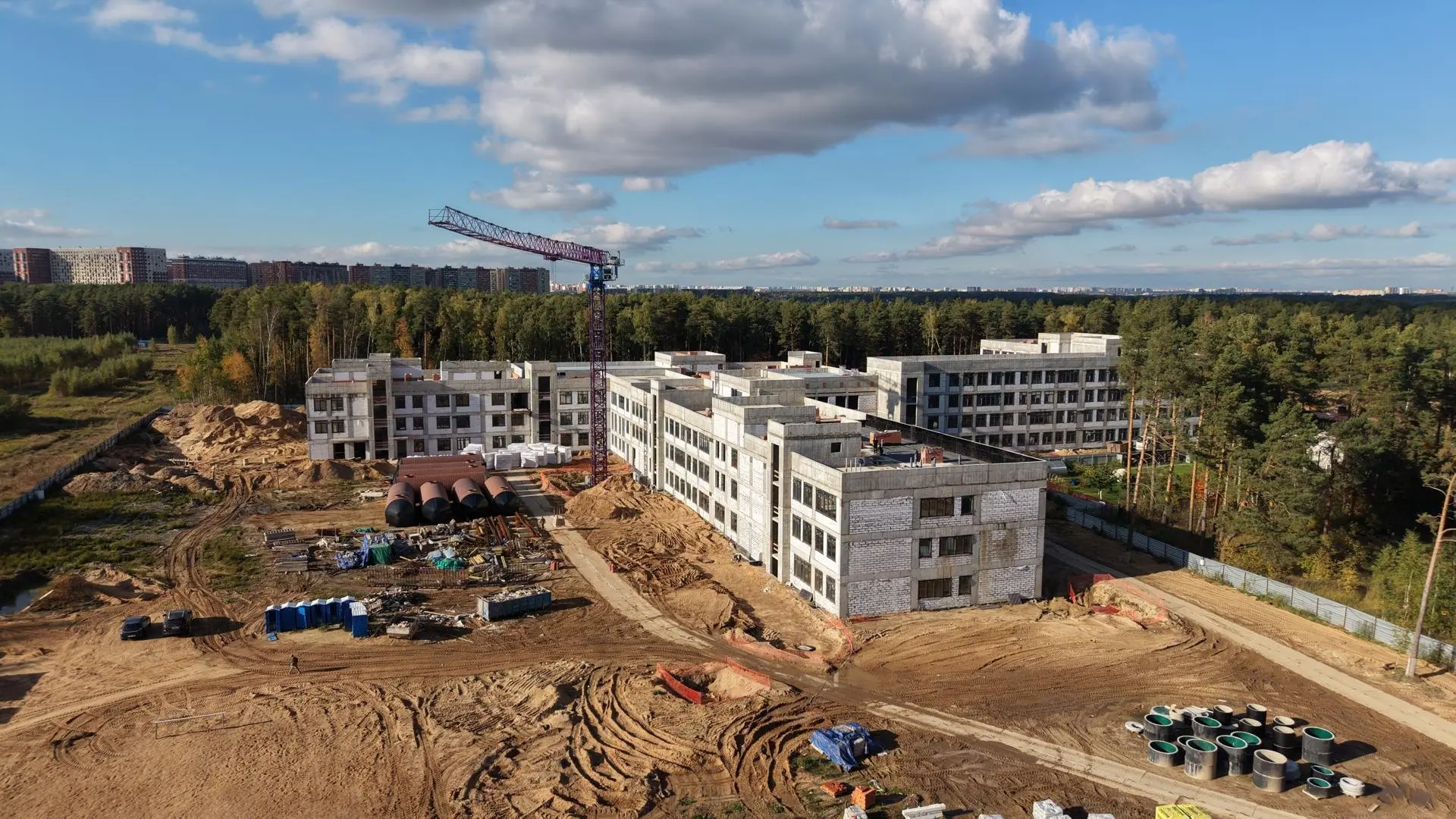 В Октябрьском продолжается строительство воспитательно-образовательного комплекса на ул...