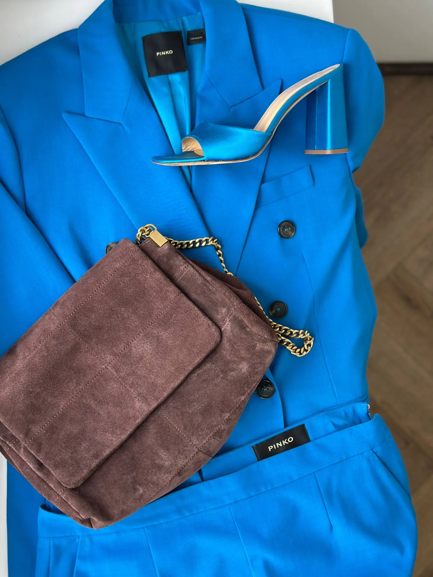 Костюм Pinko 
Идеал, в составе ацетат 
Маркировка 44 IT, на 46 рос 
15.000₽

Сабо By Far
Отличное со
