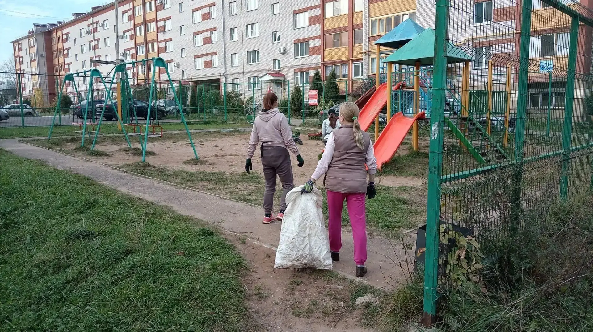 🧹 МУП ЖКХ продолжает ежедневную работу по уборке городских территорий!