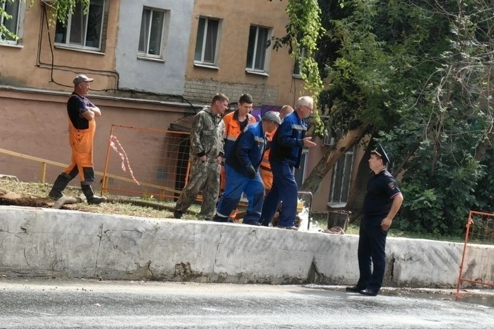 😨 В Саратове полиция остановила аварийные работы ради комфортного проезда чиновников