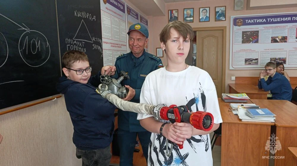 🟠 Маленькие гости в мире больших подвигов   В пожарно-спасательной части № 1 г. Орла прошла познават
