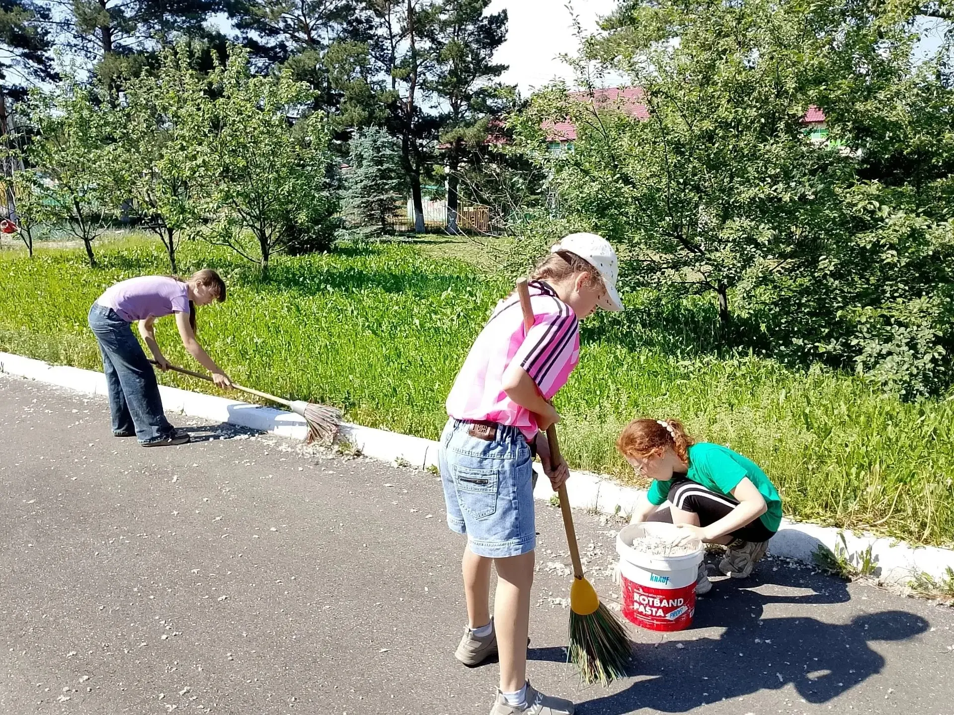 🌿✨ Летняя практика: делаем школу и окрестности чище вместе! ✨🌿

Сегодня наши обучающиеся с 5 по 8 