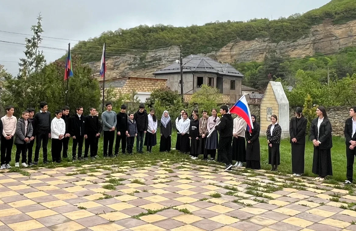 Утро 4 мая 2026 года в нашей школе началось с торжественной линейки, выноса флагов, исп...