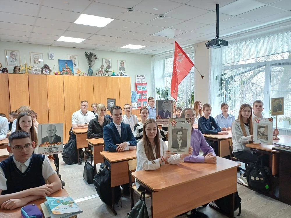 13 апреля в 8 «Д» классе под руководством Ткаченко О.В. прошёл классный час, посвящённый Всероссийск